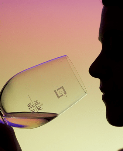 Homme boit un verre de vin qui contient des sulfites